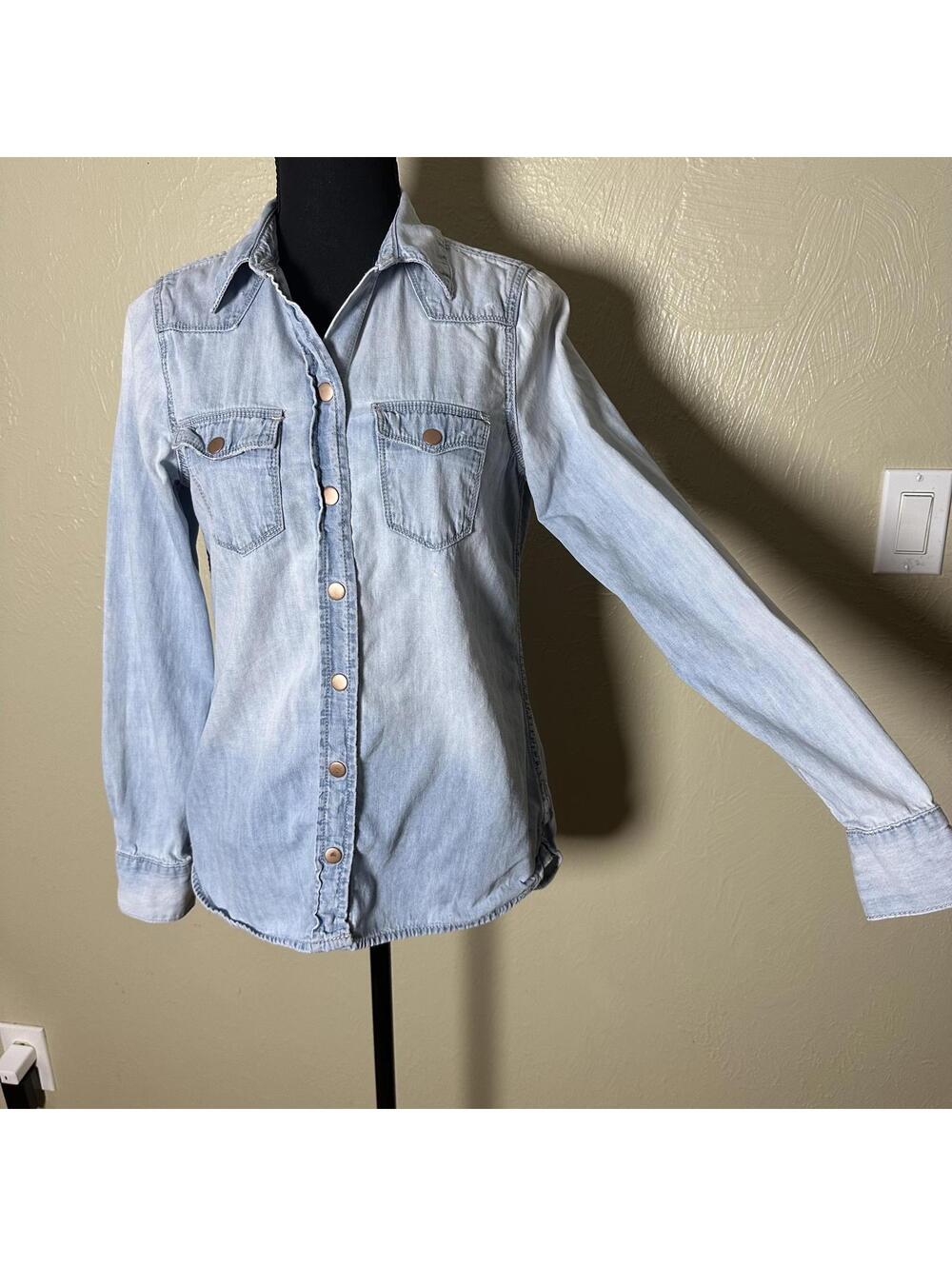 Light Wash GAP Denim Button-Up Shirt Fitted Western Chambray Top XS Cotton